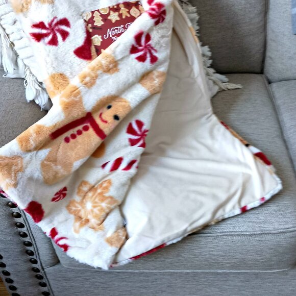 NEW! GINGERBREAD SANTAS CANDY CANES THROW BLANKET - Picture 3 of 4